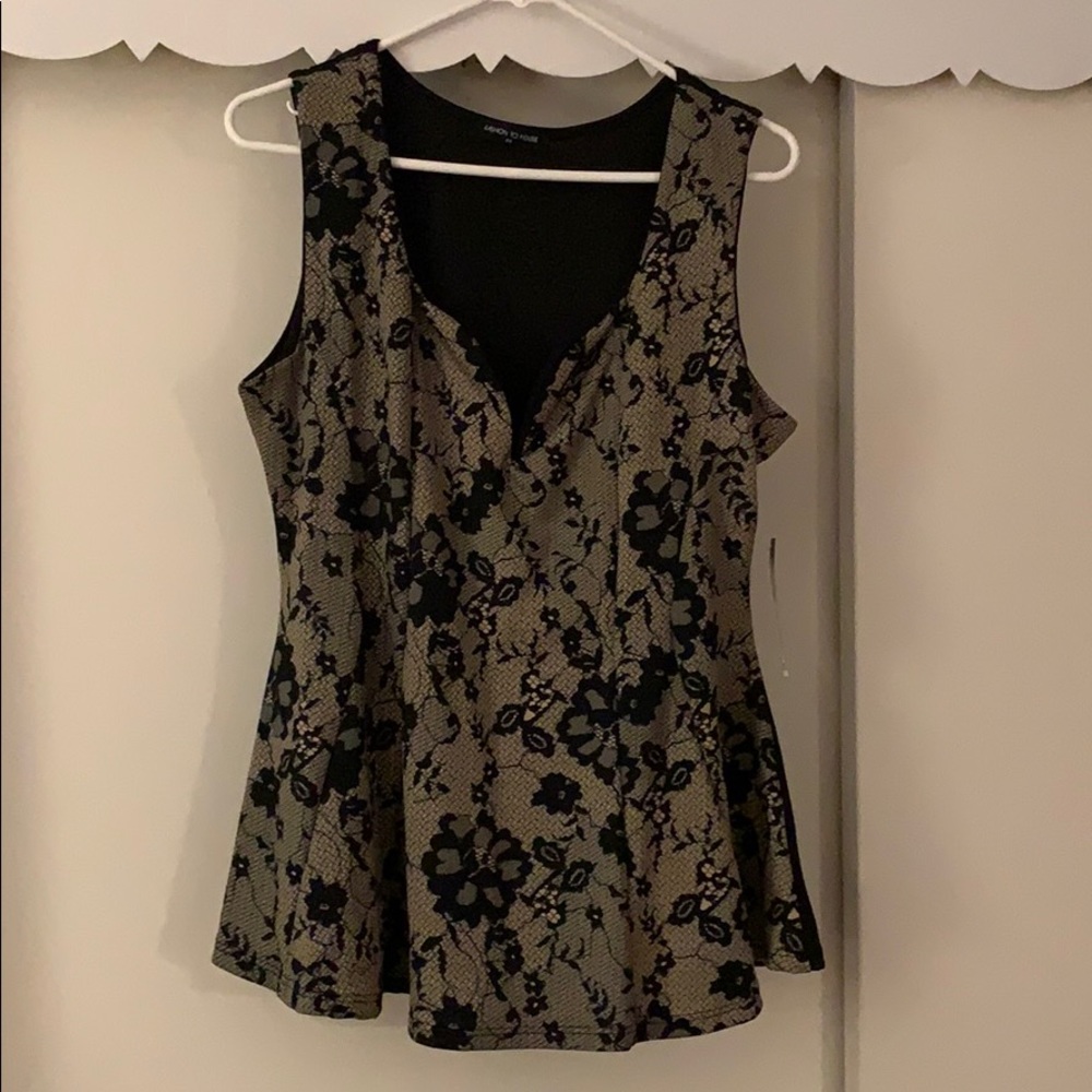 Sleeveless sweetheart top.